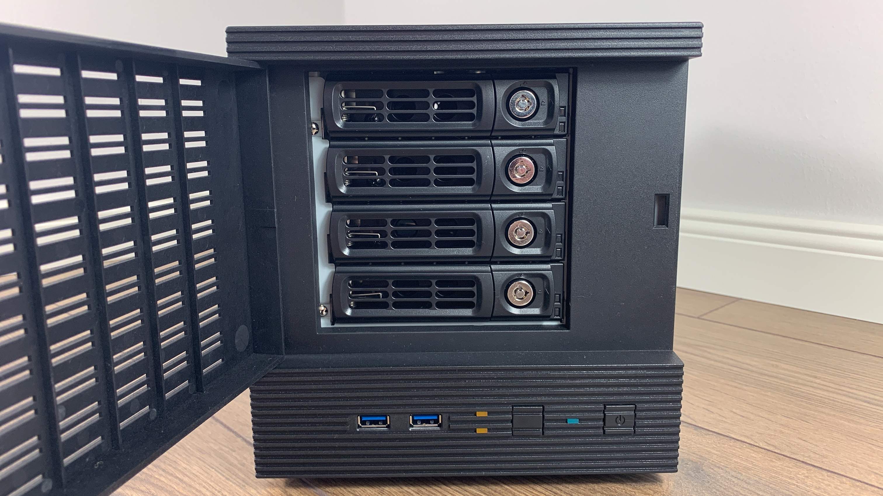 Eolize SVD-NC11-4 Mini ITX - Caja de Ordenador (4 bahías internas de 3,5,  2 USB 2.0, Incluye Sistema NAS) : : Informática