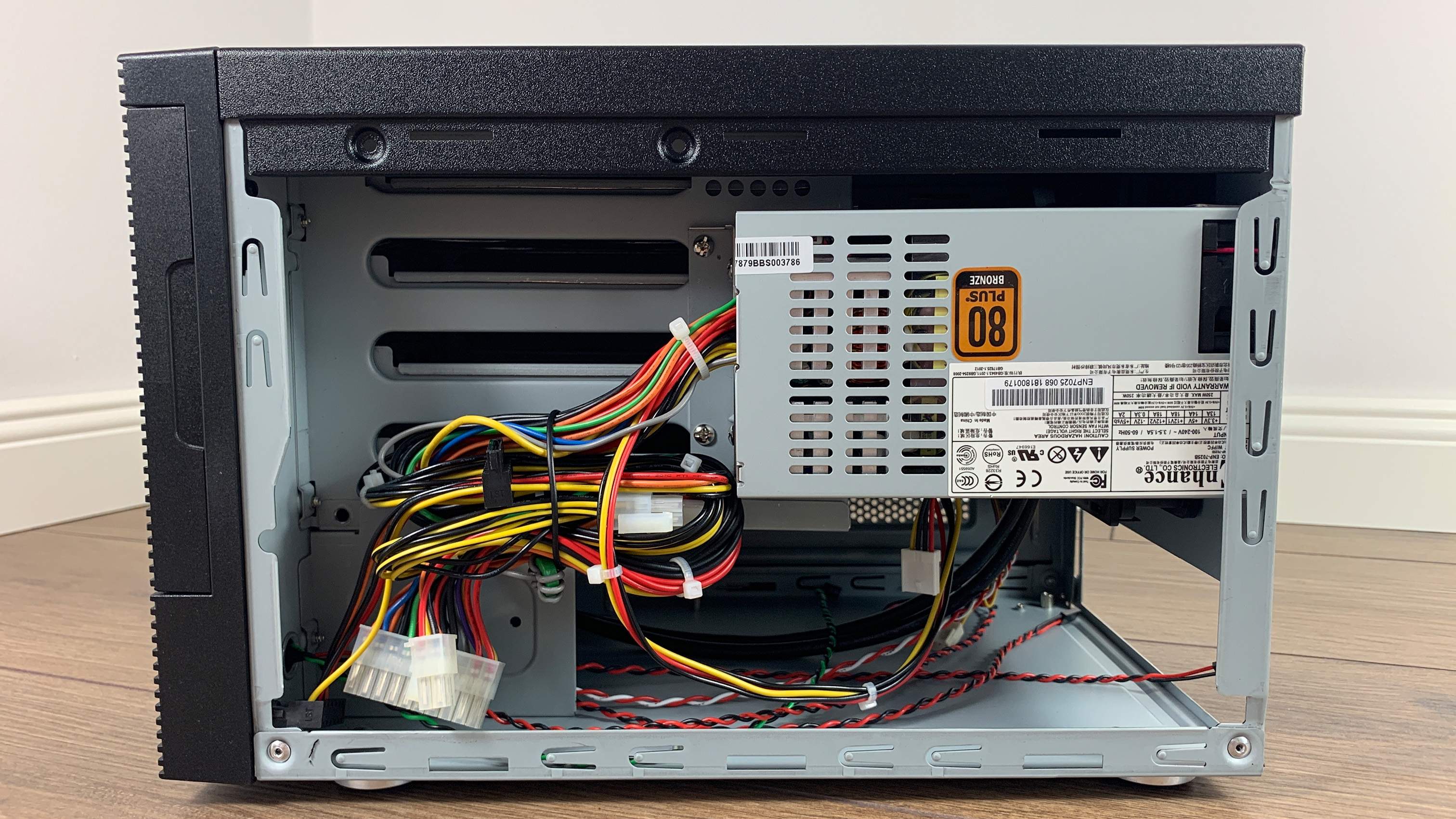 Eolize SVD-NC11-4 Mini ITX - Caja de Ordenador (4 bahías internas de 3,5,  2 USB 2.0, Incluye Sistema NAS) : : Informática